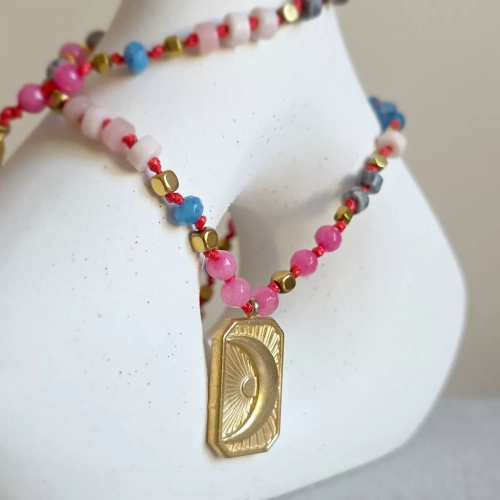 Unikatowy naszyjnik supełkowany z agatu, opalu różowego, jaspisu szarego i hematytu na czarnym sznurku z zawieszką księżyc – biżuteria z naturalnych kamieni Magneska.pl.