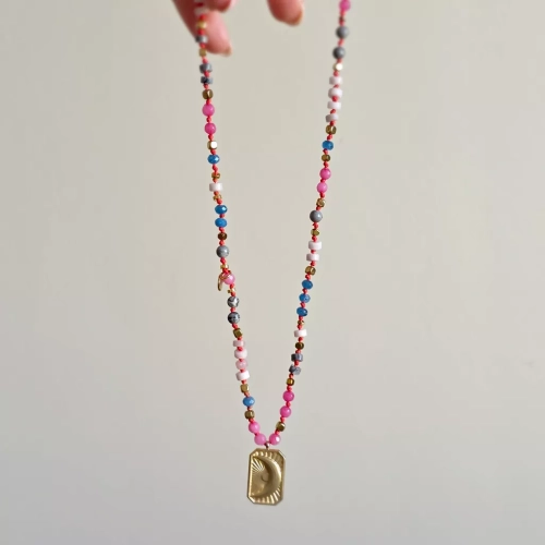 Unikatowy naszyjnik supełkowany z agatu, opalu różowego, jaspisu szarego i hematytu na czarnym sznurku z zawieszką księżyc – biżuteria z naturalnych kamieni Magneska.pl.