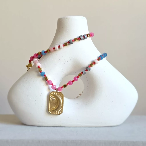 Unikatowy naszyjnik supełkowany z agatu, opalu różowego, jaspisu szarego i hematytu na czarnym sznurku z zawieszką księżyc – biżuteria z naturalnych kamieni Magneska.pl.