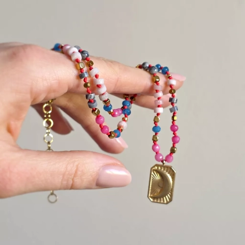 Unikatowy naszyjnik supełkowany z agatu, opalu różowego, jaspisu szarego i hematytu na czarnym sznurku z zawieszką księżyc – biżuteria z naturalnych kamieni Magneska.pl.