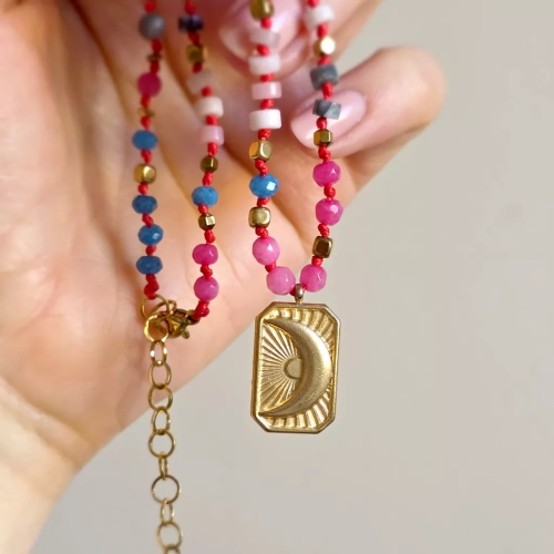 Unikatowy naszyjnik supełkowany z agatu, opalu różowego, jaspisu szarego i hematytu na czarnym sznurku z zawieszką księżyc – biżuteria z naturalnych kamieni Magneska.pl.