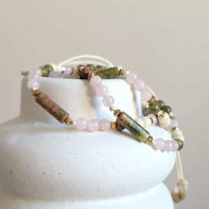 Bransoletka unakit, kwarc różowy, kamień rzeczny i hematyt na beżowym sznurku Fullness of understanding