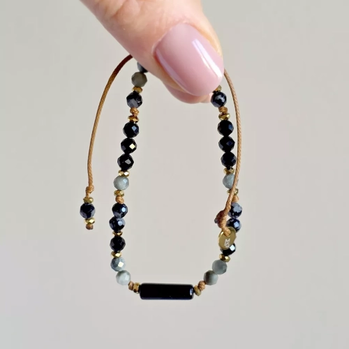 FULLNESS046 webp Bransoletka onyks czarny, orle oko, obsydian śnieżny, czarny turmalin i hematyt na brązowym sznurku Fullness of inner guardian Magneska 4.webp