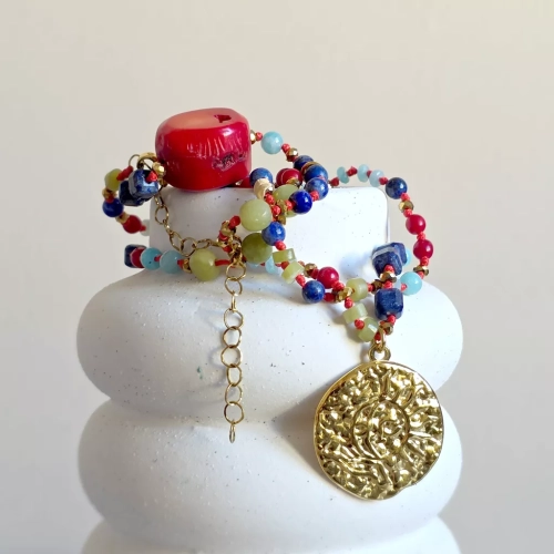 naw1162-naszyjnik-supelkowany-unikat-koral-lapis-lazuli-amazonit-jadeit-i-hematyt-na-czerwonym-sznurku-zawieszka-duzy-medalion-ze-sloncem-magneska-5-69c15ce567d3e (1).webp