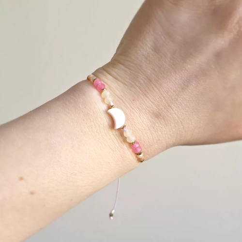 Bransoletka z masy perłowej, agatu, kamienia słonecznego i hematytu na różowym sznurku z koralikiem księżyc z masy perłowej – delikatna biżuteria Magneska.pl.