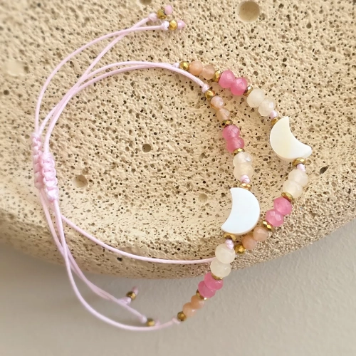 Bransoletka z masy perłowej, agatu, kamienia słonecznego i hematytu na różowym sznurku z koralikiem księżyc z masy perłowej – delikatna biżuteria Magneska.pl.