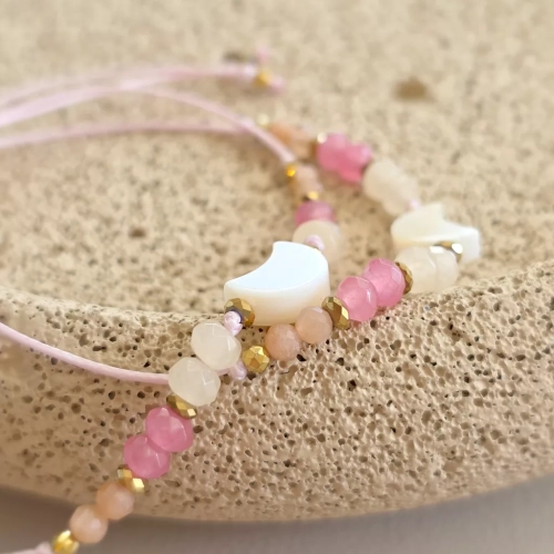 Bransoletka z masy perłowej, agatu, kamienia słonecznego i hematytu na różowym sznurku z koralikiem księżyc z masy perłowej – delikatna biżuteria Magneska.pl.