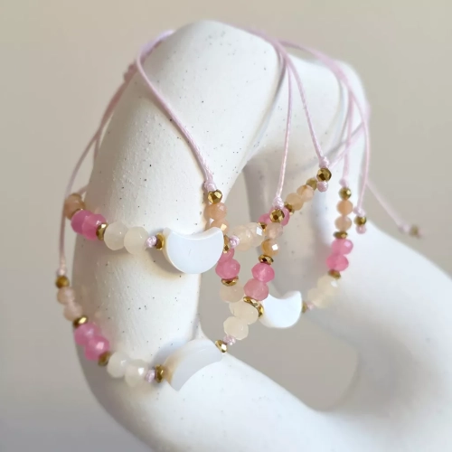 Bransoletka z masy perłowej, agatu, kamienia słonecznego i hematytu na różowym sznurku z koralikiem księżyc z masy perłowej – delikatna biżuteria Magneska.pl.