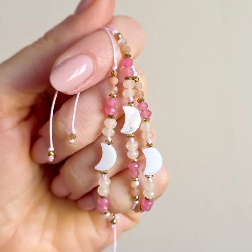 Bransoletka z masy perłowej, agatu, kamienia słonecznego i hematytu na różowym sznurku z koralikiem księżyc z masy perłowej – delikatna biżuteria Magneska.pl.