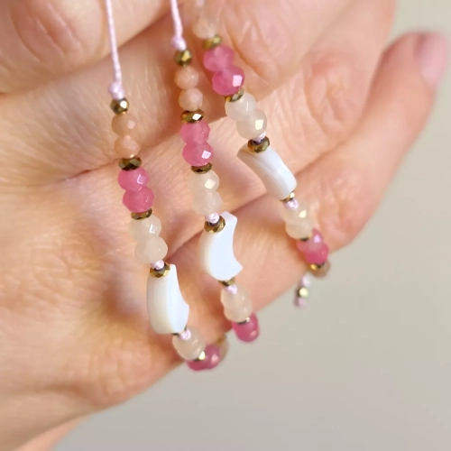 Bransoletka z masy perłowej, agatu, kamienia słonecznego i hematytu na różowym sznurku z koralikiem księżyc z masy perłowej – delikatna biżuteria Magneska.pl.