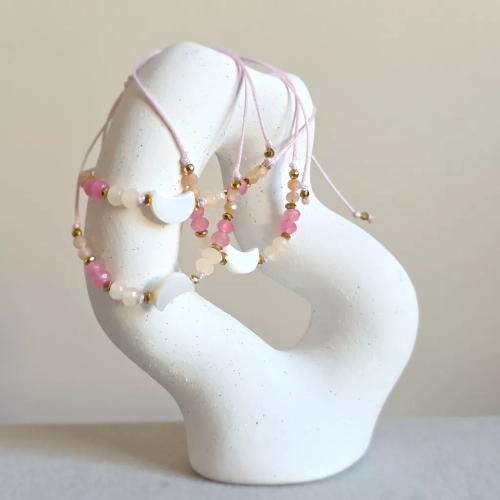 Bransoletka z masy perłowej, agatu, kamienia słonecznego i hematytu na różowym sznurku z koralikiem księżyc z masy perłowej – delikatna biżuteria Magneska.pl.