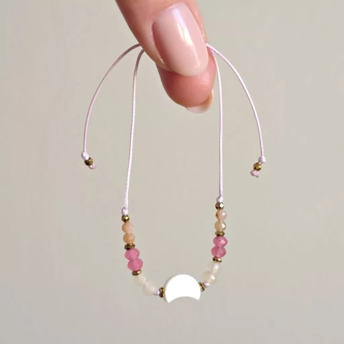 Bransoletka z masy perłowej, agatu, kamienia słonecznego i hematytu na różowym sznurku z koralikiem księżyc z masy perłowej – delikatna biżuteria Magneska.pl.