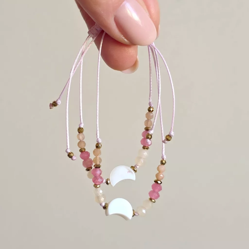 Bransoletka z masy perłowej, agatu, kamienia słonecznego i hematytu na różowym sznurku z koralikiem księżyc z masy perłowej – delikatna biżuteria Magneska.pl.