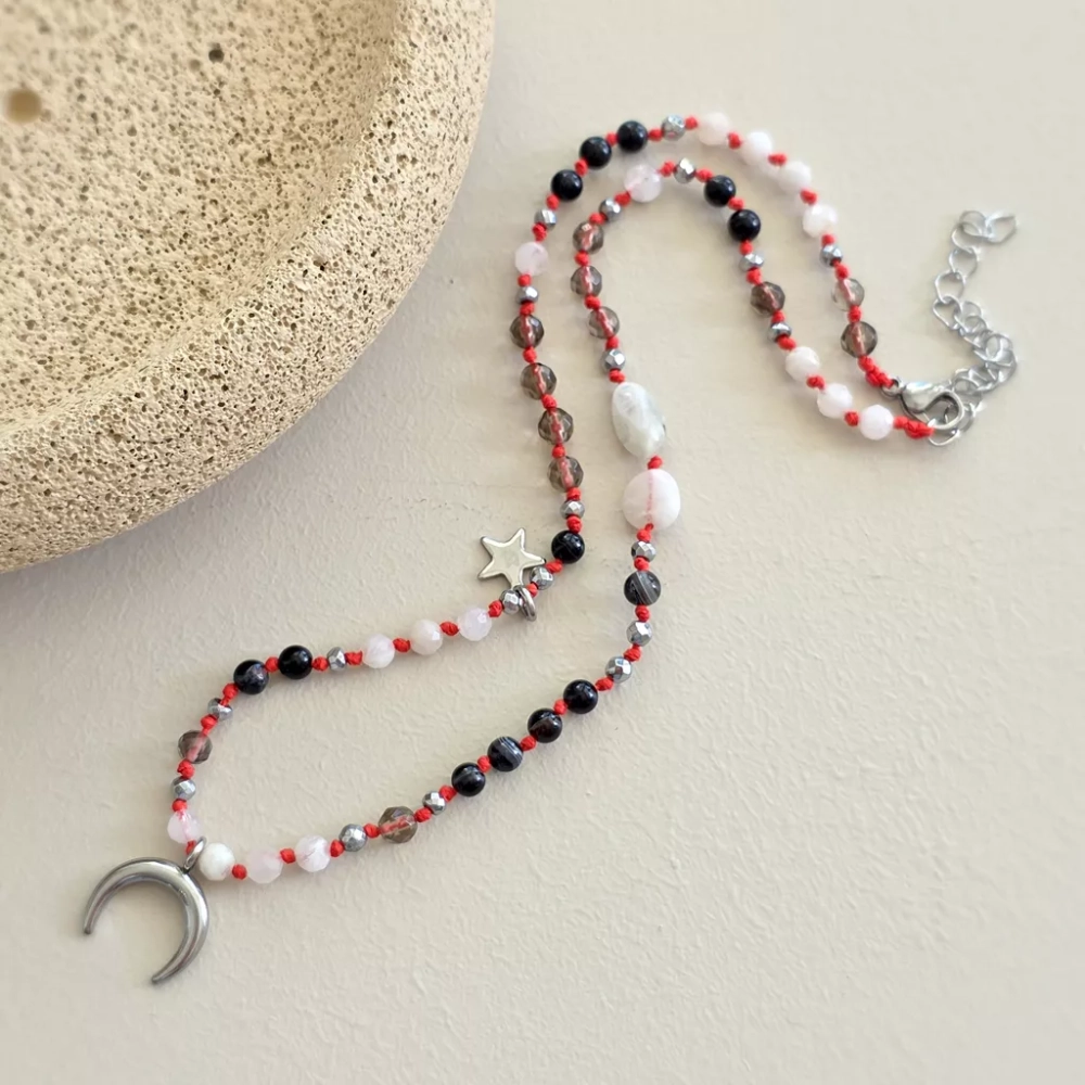 Unikatowy naszyjnik supełkowany z czarnego agatu, kamienia księżycowego, kwarcu dymnego i hematytu na czerwonym sznurku z zawieszką lunula – biżuteria z naturalnych kamieni Magneska.pl