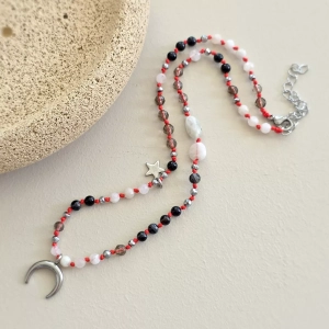 Naszyjnik supełkowany unikat agat czarny, kamień księżycowy, kwarc dymny i hematyt na czerwonym sznurku / zawieszka lunula 