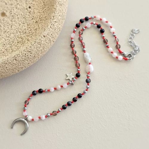 Unikatowy naszyjnik supełkowany z czarnego agatu, kamienia księżycowego, kwarcu dymnego i hematytu na czerwonym sznurku z zawieszką lunula – biżuteria z naturalnych kamieni Magneska.pl