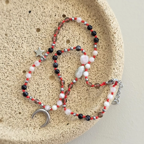 Unikatowy naszyjnik supełkowany z czarnego agatu, kamienia księżycowego, kwarcu dymnego i hematytu na czerwonym sznurku z zawieszką lunula – biżuteria z naturalnych kamieni Magneska.pl