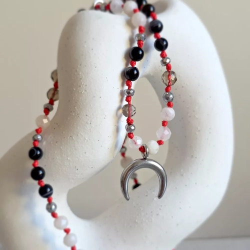 Unikatowy naszyjnik supełkowany z czarnego agatu, kamienia księżycowego, kwarcu dymnego i hematytu na czerwonym sznurku z zawieszką lunula – biżuteria z naturalnych kamieni Magneska.pl