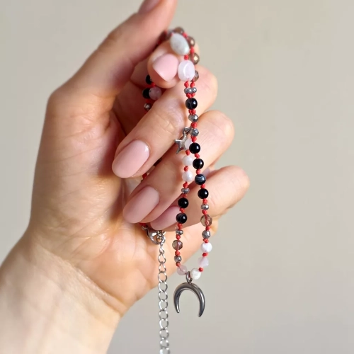 Unikatowy naszyjnik supełkowany z czarnego agatu, kamienia księżycowego, kwarcu dymnego i hematytu na czerwonym sznurku z zawieszką lunula – biżuteria z naturalnych kamieni Magneska.pl