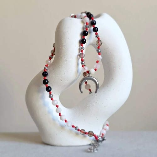 Unikatowy naszyjnik supełkowany z czarnego agatu, kamienia księżycowego, kwarcu dymnego i hematytu na czerwonym sznurku z zawieszką lunula – biżuteria z naturalnych kamieni Magneska.pl