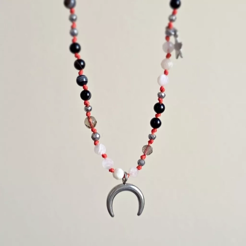 Unikatowy naszyjnik supełkowany z czarnego agatu, kamienia księżycowego, kwarcu dymnego i hematytu na czerwonym sznurku z zawieszką lunula – biżuteria z naturalnych kamieni Magneska.pl