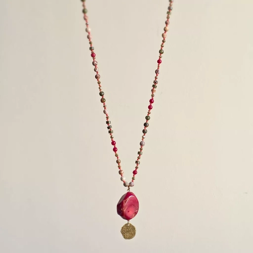 Unikatowy naszyjnik supełkowany z koralu, unakitu, jaspisu leopardziego i złotego hematytu na czerwonym sznurku z medalionem hamsa zawieszonym pod dużym plastrem korala – biżuteria z naturalnych kamieni Magneska.pl