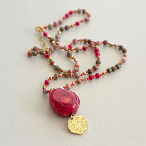 Unikatowy naszyjnik supełkowany z koralu, unakitu, jaspisu leopardziego i złotego hematytu na czerwonym sznurku z medalionem hamsa zawieszonym pod dużym plastrem korala – biżuteria z naturalnych kamieni Magneska.pl