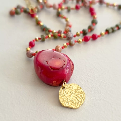 Unikatowy naszyjnik supełkowany z koralu, unakitu, jaspisu leopardziego i złotego hematytu na czerwonym sznurku z medalionem hamsa zawieszonym pod dużym plastrem korala – biżuteria z naturalnych kamieni Magneska.pl