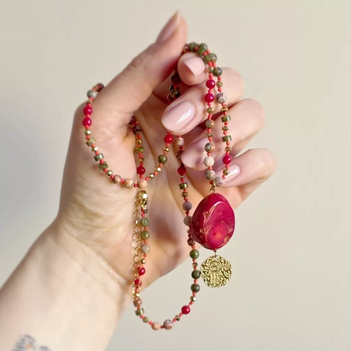 Unikatowy naszyjnik supełkowany z koralu, unakitu, jaspisu leopardziego i złotego hematytu na czerwonym sznurku z medalionem hamsa zawieszonym pod dużym plastrem korala – biżuteria z naturalnych kamieni Magneska.pl