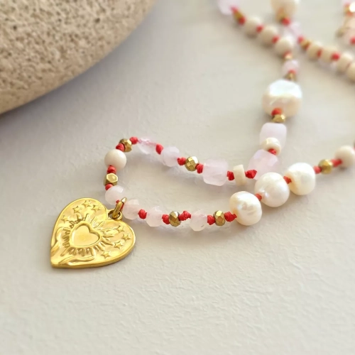 Unikatowy naszyjnik supełkowany z kwarcu różowego, agatu, perły, kamienia rzecznego i złotego hematytu na czerwonym sznurku z zawieszką serce z tłoczeniem dłoni unoszących promieniste serce – biżuteria Magneska.pl.