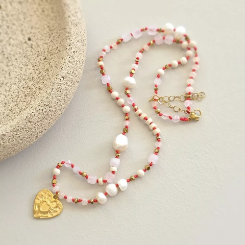 Unikatowy naszyjnik supełkowany z kwarcu różowego, agatu, perły, kamienia rzecznego i złotego hematytu na czerwonym sznurku z zawieszką serce z tłoczeniem dłoni unoszących promieniste serce – biżuteria Magneska.pl.