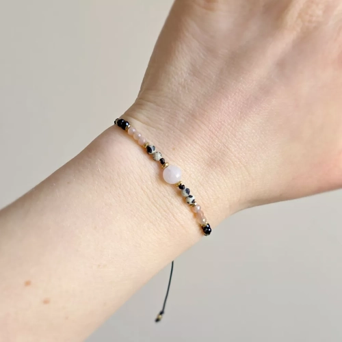 Bransoletka z kwarcu różowego, jaspisu dalmatyńskiego, kamienia słonecznego, czarnego turmalinu i hematytu na czarnym sznurku – biżuteria z naturalnych kamieni Magneska.pl