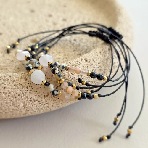 Bransoletka z kwarcu różowego, jaspisu dalmatyńskiego, kamienia słonecznego, czarnego turmalinu i hematytu na czarnym sznurku – biżuteria z naturalnych kamieni Magneska.pl