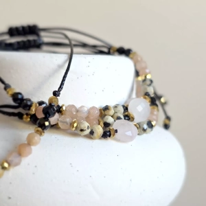 Bransoletka kwarc różowy, jaspis dalmatyński, kamień słoneczny, czarny turmalin i hematyt na czarnym sznurku