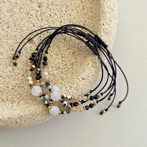 Bransoletka z kwarcu różowego, jaspisu dalmatyńskiego, kamienia słonecznego, czarnego turmalinu i hematytu na czarnym sznurku – biżuteria z naturalnych kamieni Magneska.pl