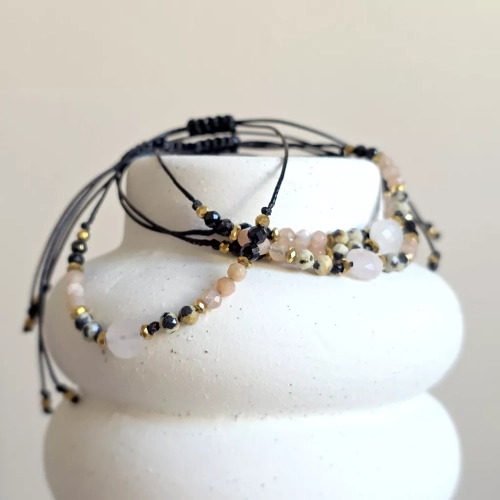 Bransoletka z kwarcu różowego, jaspisu dalmatyńskiego, kamienia słonecznego, czarnego turmalinu i hematytu na czarnym sznurku – biżuteria z naturalnych kamieni Magneska.pl