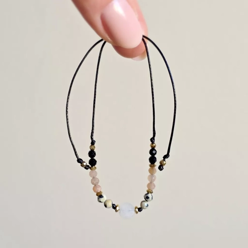 Bransoletka z kwarcu różowego, jaspisu dalmatyńskiego, kamienia słonecznego, czarnego turmalinu i hematytu na czarnym sznurku – biżuteria z naturalnych kamieni Magneska.pl