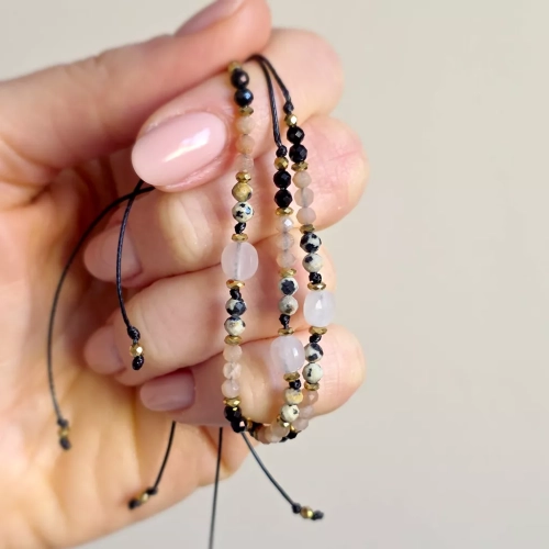 Bransoletka z kwarcu różowego, jaspisu dalmatyńskiego, kamienia słonecznego, czarnego turmalinu i hematytu na czarnym sznurku – biżuteria z naturalnych kamieni Magneska.pl