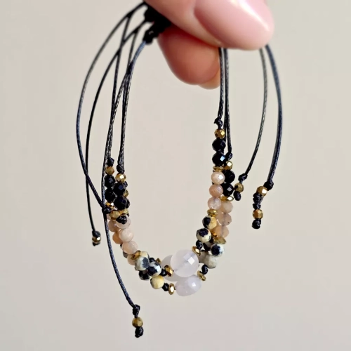 Bransoletka z kwarcu różowego, jaspisu dalmatyńskiego, kamienia słonecznego, czarnego turmalinu i hematytu na czarnym sznurku – biżuteria z naturalnych kamieni Magneska.pl