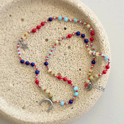 Unikatowy naszyjnik supełkowany z jadeitu, koralu, lapis lazuli, amazonitu i srebrnego hematytu na czerwonym sznurku z zawieszką lunula oraz gwiazdką Magneska – biżuteria z naturalnych kamieni Magneska.pl