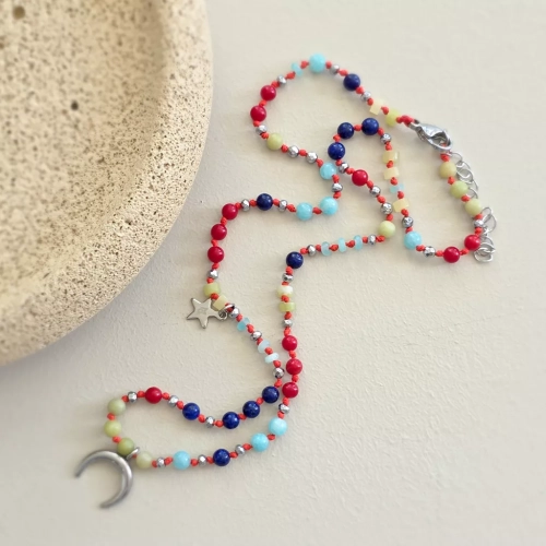 Unikatowy naszyjnik supełkowany z jadeitu, koralu, lapis lazuli, amazonitu i srebrnego hematytu na czerwonym sznurku z zawieszką lunula oraz gwiazdką Magneska – biżuteria z naturalnych kamieni Magneska.pl
