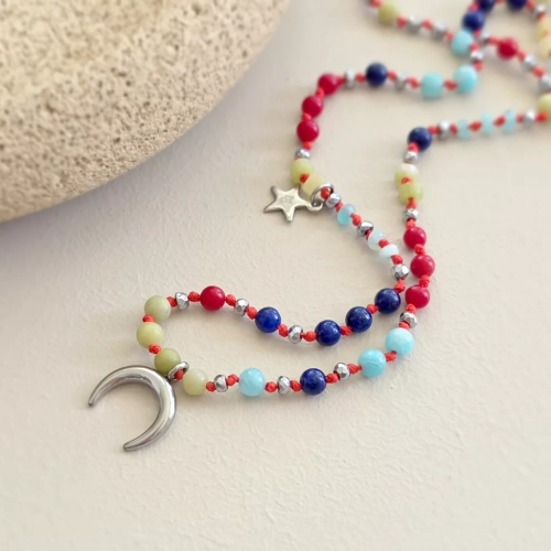 Unikatowy naszyjnik supełkowany z jadeitu, koralu, lapis lazuli, amazonitu i srebrnego hematytu na czerwonym sznurku z zawieszką lunula oraz gwiazdką Magneska – biżuteria z naturalnych kamieni Magneska.pl