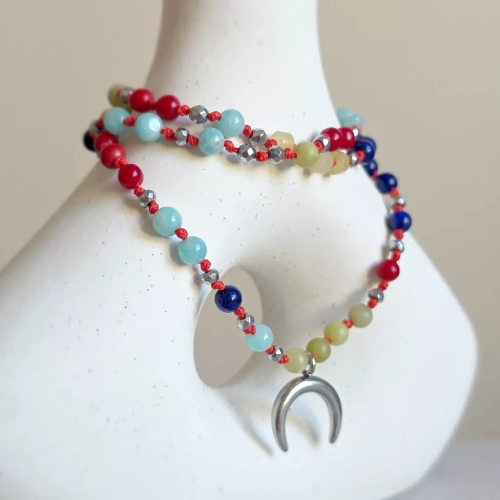 Unikatowy naszyjnik supełkowany z jadeitu, koralu, lapis lazuli, amazonitu i srebrnego hematytu na czerwonym sznurku z zawieszką lunula oraz gwiazdką Magneska – biżuteria z naturalnych kamieni Magneska.pl