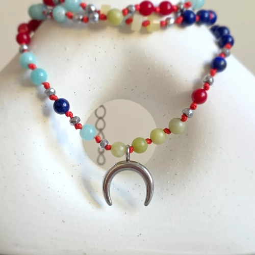 Unikatowy naszyjnik supełkowany z jadeitu, koralu, lapis lazuli, amazonitu i srebrnego hematytu na czerwonym sznurku z zawieszką lunula oraz gwiazdką Magneska – biżuteria z naturalnych kamieni Magneska.pl