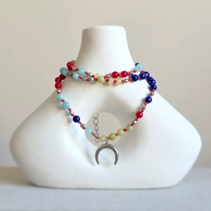 Naszyjnik supełkowany unikat jadeit, koral, lapis lazuli, amazonit i hematyt na czerwonym sznurku / zawieszka lunula