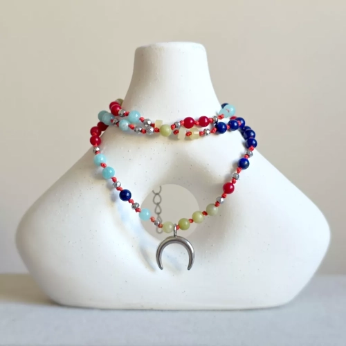 Unikatowy naszyjnik supełkowany z jadeitu, koralu, lapis lazuli, amazonitu i srebrnego hematytu na czerwonym sznurku z zawieszką lunula oraz gwiazdką Magneska – biżuteria z naturalnych kamieni Magneska.pl