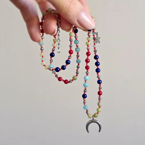 Unikatowy naszyjnik supełkowany z jadeitu, koralu, lapis lazuli, amazonitu i srebrnego hematytu na czerwonym sznurku z zawieszką lunula oraz gwiazdką Magneska – biżuteria z naturalnych kamieni Magneska.pl