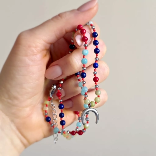 Unikatowy naszyjnik supełkowany z jadeitu, koralu, lapis lazuli, amazonitu i srebrnego hematytu na czerwonym sznurku z zawieszką lunula oraz gwiazdką Magneska – biżuteria z naturalnych kamieni Magneska.pl