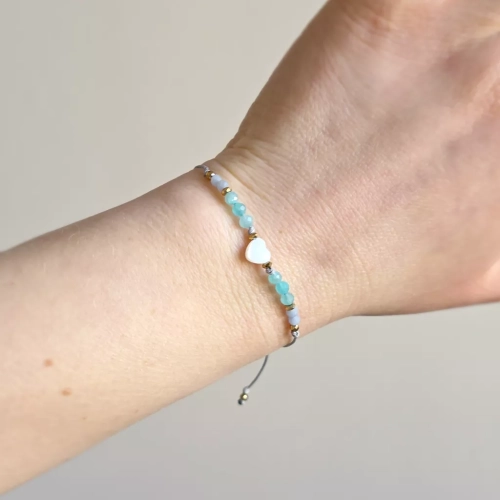 Bransoletka z masy perłowej, amazonitu, angelitu i złotego hematytu na niebieskim sznurku z koralikiem serce z masy perłowej – delikatna biżuteria Magneska.pl