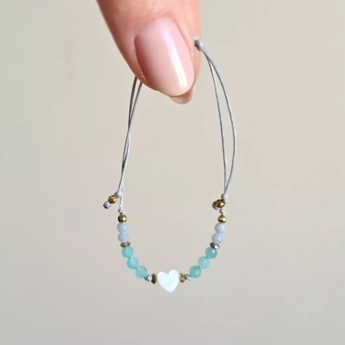 Bransoletka z masy perłowej, amazonitu, angelitu i złotego hematytu na niebieskim sznurku z koralikiem serce z masy perłowej – delikatna biżuteria Magneska.pl